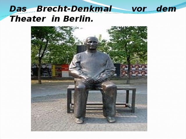 Das Brecht-Denkmal vor dem Theater in Berlin. 