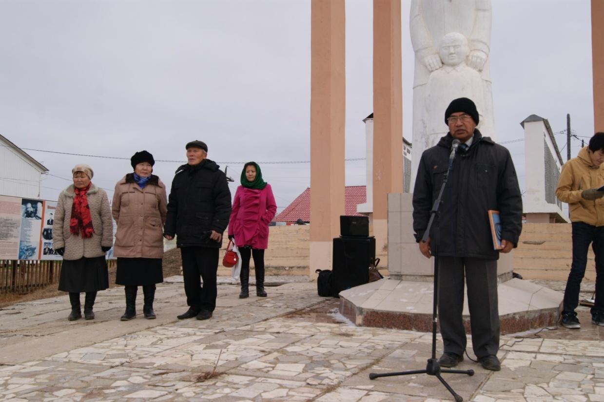 Погода в сунтаре на 10. Памятники село Сунтар. Достопримечательности Сунтарского района. Памятник Мачыыс Сунтар. Дом культуры Сунтар.