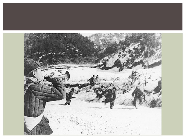 Столь стремительное изменение обстановки обеспокоило коммунистическое правительство Мао Цзэдуна. В течение октября 1950 г. 180 тысяч китайских солдат были скрытно и быстро переброшены через границу. Настала лютая корейская зима. 27 ноября 1950 китайцы осуществили внезапное нападение на силы ООН, быстро обратив их в беспорядочное бегство. Легковооруженные китайцы были привычны к зимнему холоду, и к концу декабря 1950 они вышли к 38-й параллели. Не удержав их и здесь, силы ООН отошли еще дальше к югу. Сеул вновь пал, но к этому моменту китайское наступление утеряло свой темп, и войскам ООН удалось перейти в контрнаступление. Сеул был вновь освобожден, а китайские и северокорейские войска изгнаны за 38-ю параллель. Фронт Корейской войны стабилизировался.  