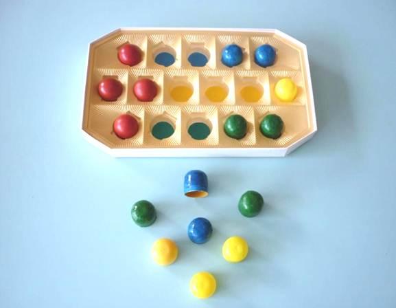 Игра разложи шарики. Шумовые коробочки. Деревянные коробочки разноцветные развивающие игрушки. Дидактические игры с коробками. Игры с коробками от конфет.