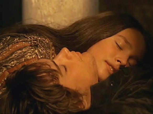 . Ромео возвращается в …, чтобы проститься с любимой. При виде …, не зная о том, что она …, Ромео …, не в силах представить себе….. Джульетта …., когда Ромео ….. Она в отчаянии …. 