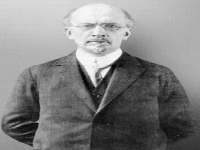 Документ.  Вот что писал о силе власти русский философ И. А Ильин (1883-1954)  «Сила власти есть прежде всего ее духовно-государственный авторитет, ее уважаемость, ее признаваемое достоинство, ее способность импонировать гражданам. Поставить себе неосуществимую задачу не значит проявить силу; растрачивать свой авторитет не значит быть сильным. Сила власти проявляется не в крике, не в суете, не в претенциозности, не в похвальбе и не в терроре. Истинная сила власти состоит в ее способности звать не грозя и встречать верный отклик в народе…» 