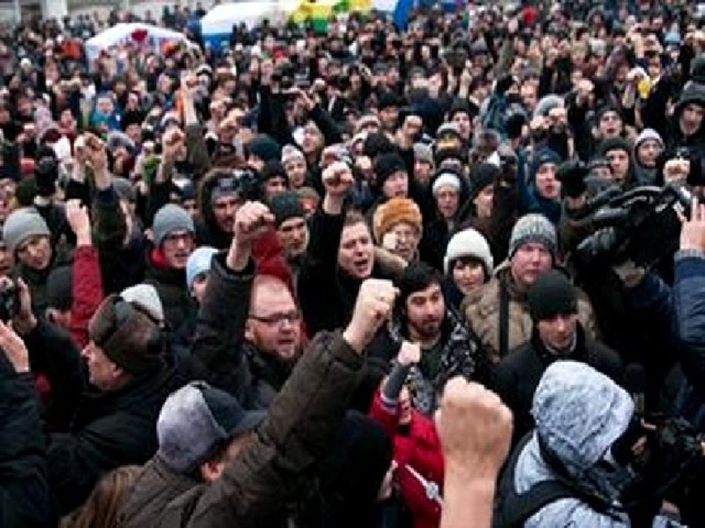 Мнения.  В одном из исследований общественного мнения россиян по вопросам политики и власти выяснилось, что 66% разделяют следующую точку зрения: «Нашей стране нужны не только законы и политические программы, сколько сильные, энергичные лидеры, которым бы верил народ». 53% поддержали такое мнение: «Президент должен стать полновластным хозяином страны. Только тогда мы прорвемся». 51% опрошенных согласились с утверждением: «В России нужно, чтобы власть боялись. Иначе ее не будут уважать». 49% склонены к такой формулировке: «Мне все равно, какими методами действует политик, если его деятельность идет на благо народа». Политика играет большую роль в развитии общества. От того, какую политику проводит государство, правительство, зависит многое: лучше или хуже будут условия жизни различных общественных групп, их благосостояние, станут ли им доступны достижения культуры, увеличится ли степень их свободы или ликвидируют вовсе. 