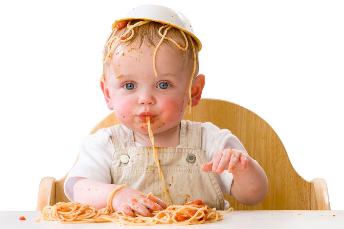 Дети едят макароны