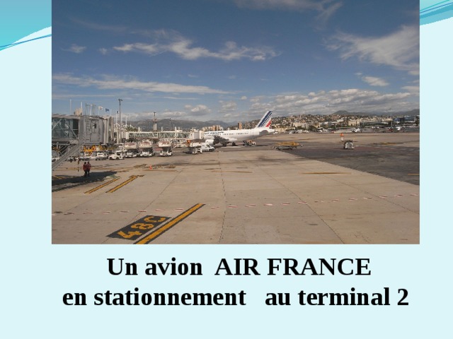 Un avion  AIR FRANCE en stationnement au terminal 2 