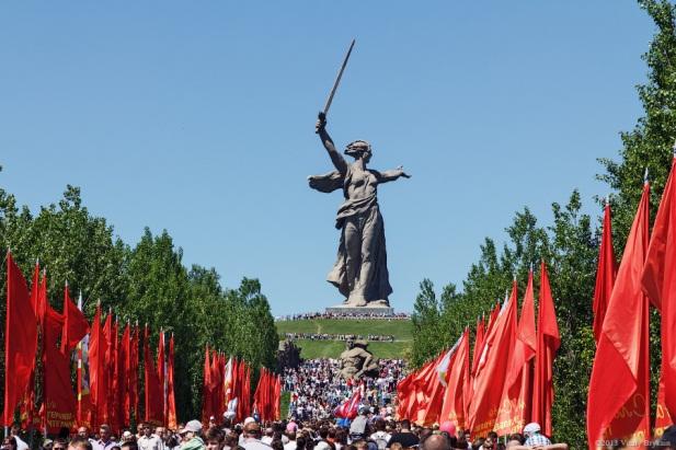 Мамаев курган в день победы фото