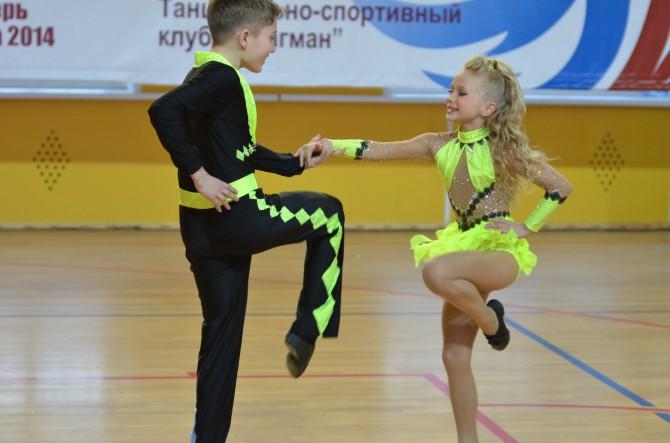Акробатический рок н ролл девушки
