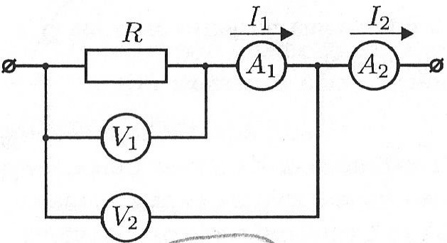 В схему включены два одинаковых микроамперметра и два одинаковых вольтметра