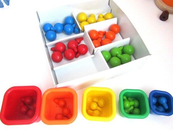 Игра разложи шарики. Игрушки для изучения цветов. Сортировка по цветам. Предметы разных цветов для сортировки. Игрушка для раскладывания по цвету.