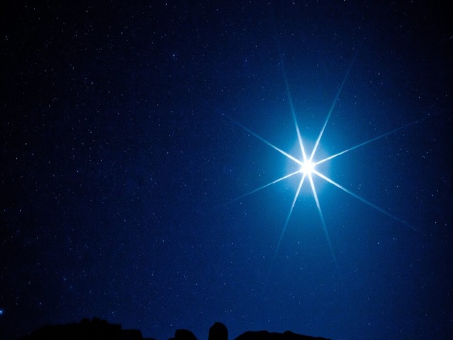 Рассказ «Из истории часов» Чтобы определить время ночью, люди использовали звёздные часы. Учёные заметили, что все небесные тела кажутся движущимися из-за вращения Земли, и только одна – единственная яркая звезда остаётся неподвижной. Эта звезда называется Полярной. По положению созвездий относительно этой Полярной звезды и определялось ночное время. 