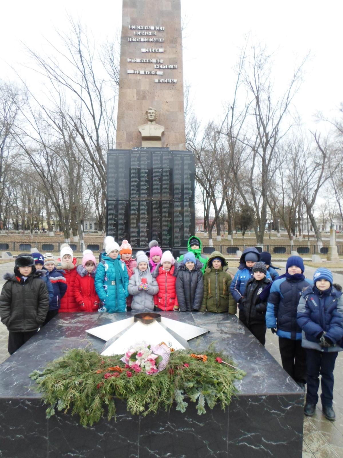 Новониколаевская краснодарский край станица погода калининский. Вечный огонь станица Калининская. Вечный огонь в ст Калининской Краснодарского края. Памятники в ст Калининской. Достопримечательности ст Калининской.