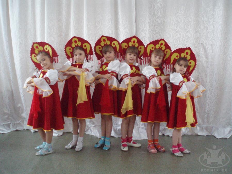 Русско народный в садике. Костюмы для танцев в детском саду. Русский народный танец дети. Танцевальные костюмы для детей в детском саду. Костюм для народного танца.
