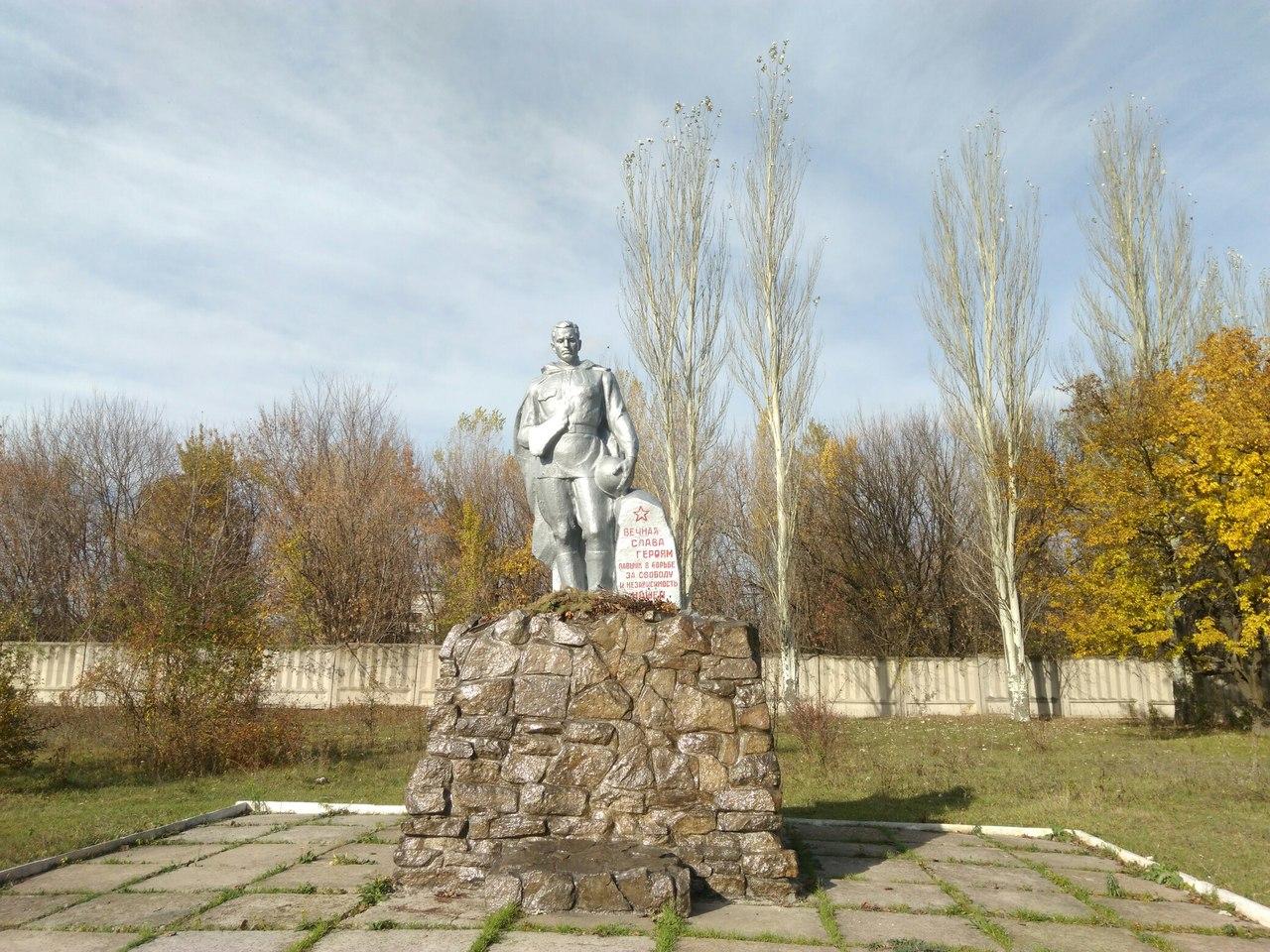 Макеевка солдаты. Памятник неизвестному солдату в Макеевке. Памятники Буроз. Памятник неизвестному солдату Буроз. Памятник Усть-Донецкий.