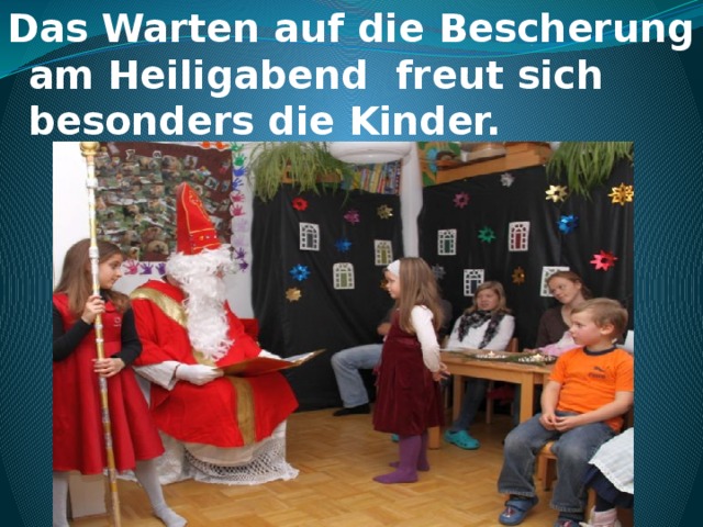 Das Warten auf die Bescherung am Heiligabend freut sich besonders die Kinder.  