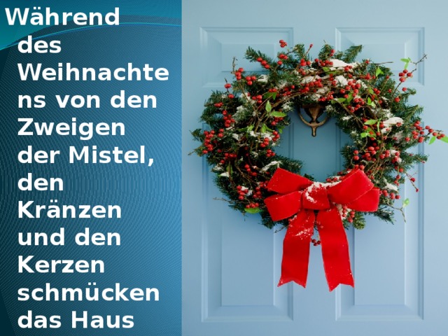 Während des Weihnachtens von den Zweigen der Mistel, den Kränzen und den Kerzen schmücken das Haus  