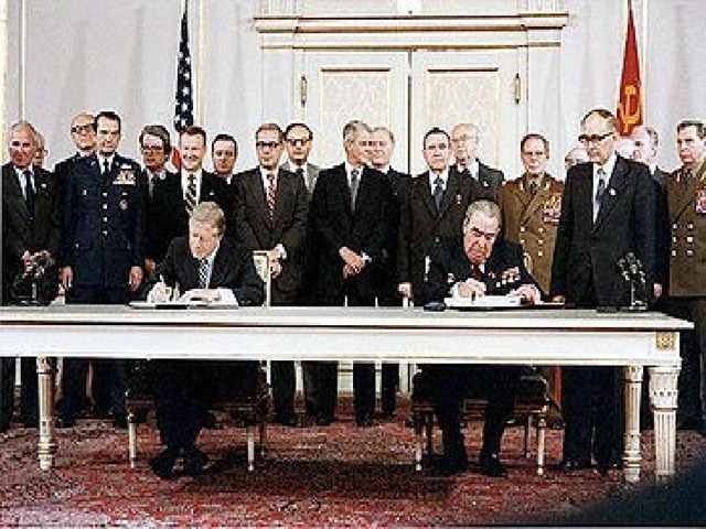 1979 г ОСВ – 2, СССР и США договор об ограничении стратегических вооружений, подписанный Д. Картером и Л. И. Брежневым в Вене (Договор ОСВ-2) в июне 1979 г., срок действия до 31.12.1985. Предусматривал ограничение объемов ракетно-ядерного оружия в арсеналах СССР и США. Официально не вступил в силу, поскольку не был ратифицирован Конгрессом США, однако фактически обе стороны придерживались предусмотренных договором ограничений. Паритет – равенство стратегических сил с1987-1991 г . - договоры о сокращении и ликвидации ядерного оружия 