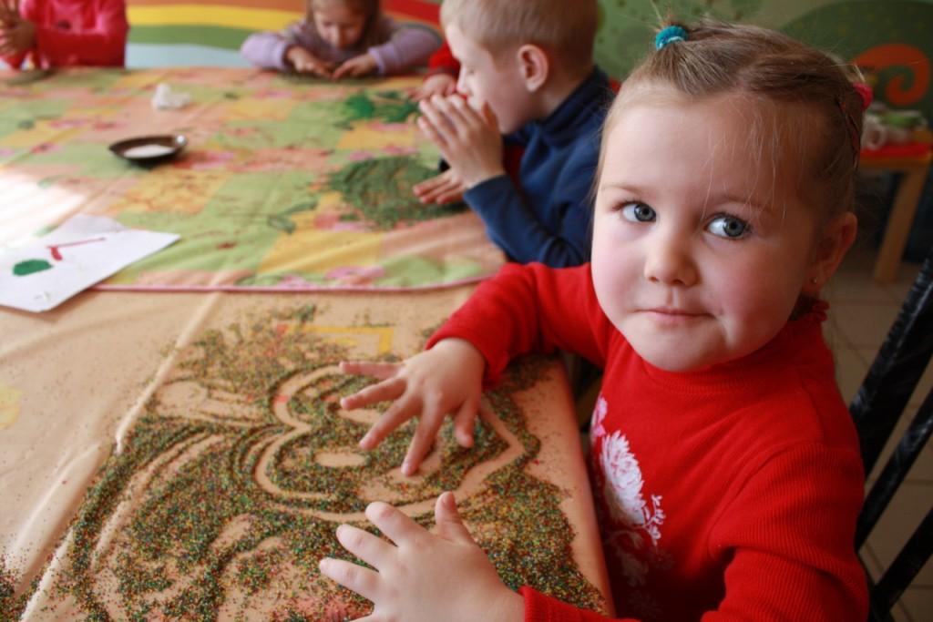 Арт терапия занятия с детьми. Рисование песком для детей занятия. Творческие занятия для детей. Арт терапия для детей. Необычные занятия для детей.