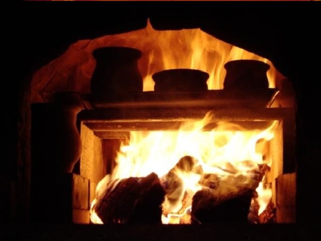 Сосуд для прокаливания в огне 5 букв. Дровяная печь для обжига керамики. Гончарная печь для обжига. Печь для обжига глины. Обжиг керамики.