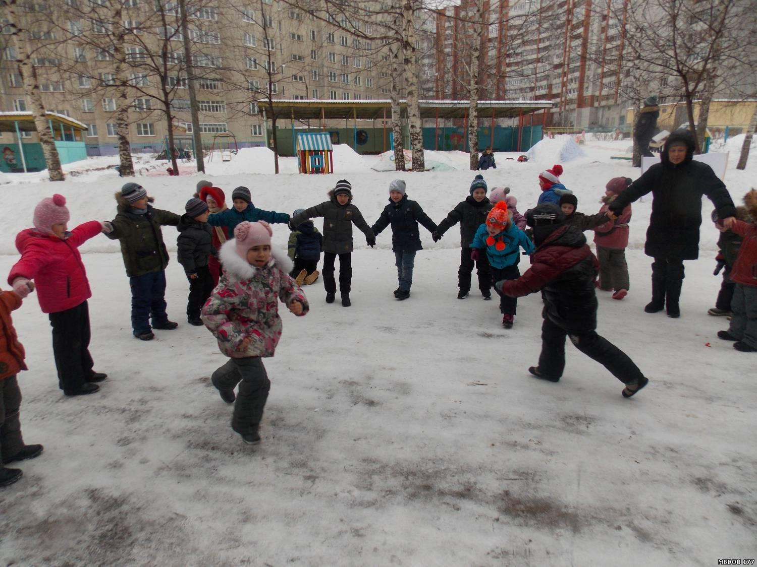 Зимняя игра в группе. Дети в подвижной игре зимой. Игры на улице зимой. Подвижные игры на прогулке зимой. Зимние подвижные игры для детей 7 лет.