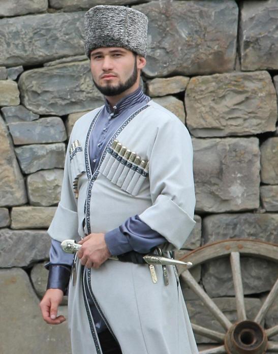 Интересные осетины. Национальный костюм чеченцы-аккинцы.. Бурка чеченский костюм. Осетины осетины национальный костюм. Чеченский костюм мужской.