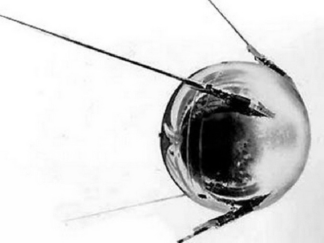  П ервый искусственный спутник Земли вышел на орбиту 4 октября 1957 года.   