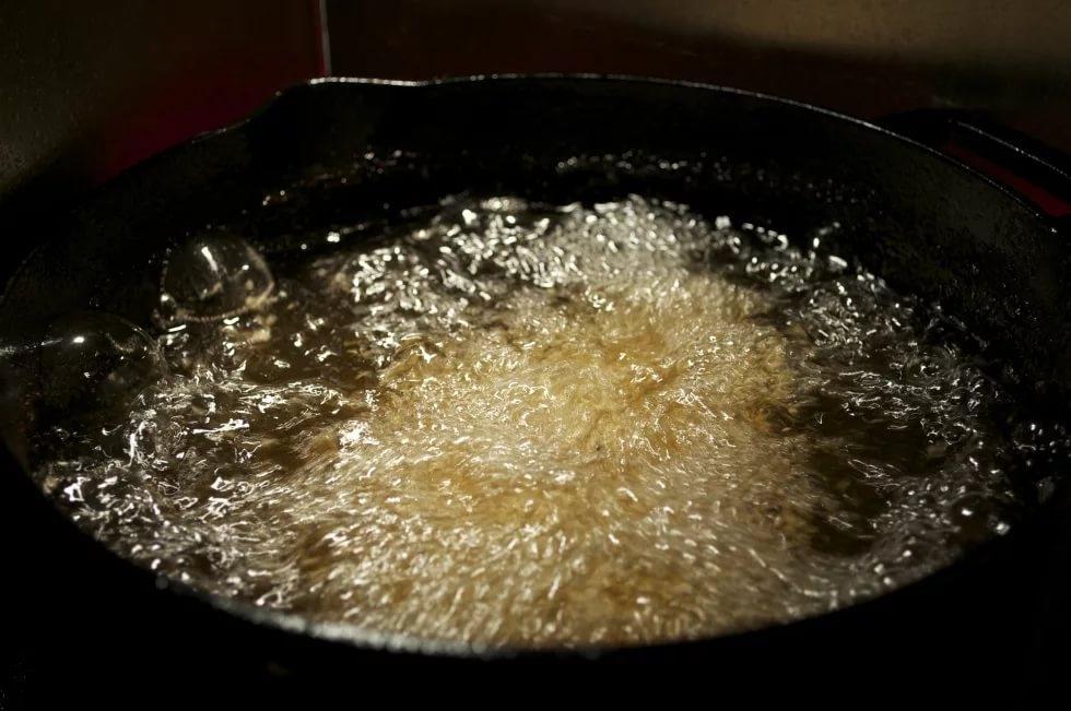 Брызгает масло на сковороде что делать. Сковородка с кипящим маслом. Кипящая вода. Кипящее масло на сковороде. Соль на сковороде.