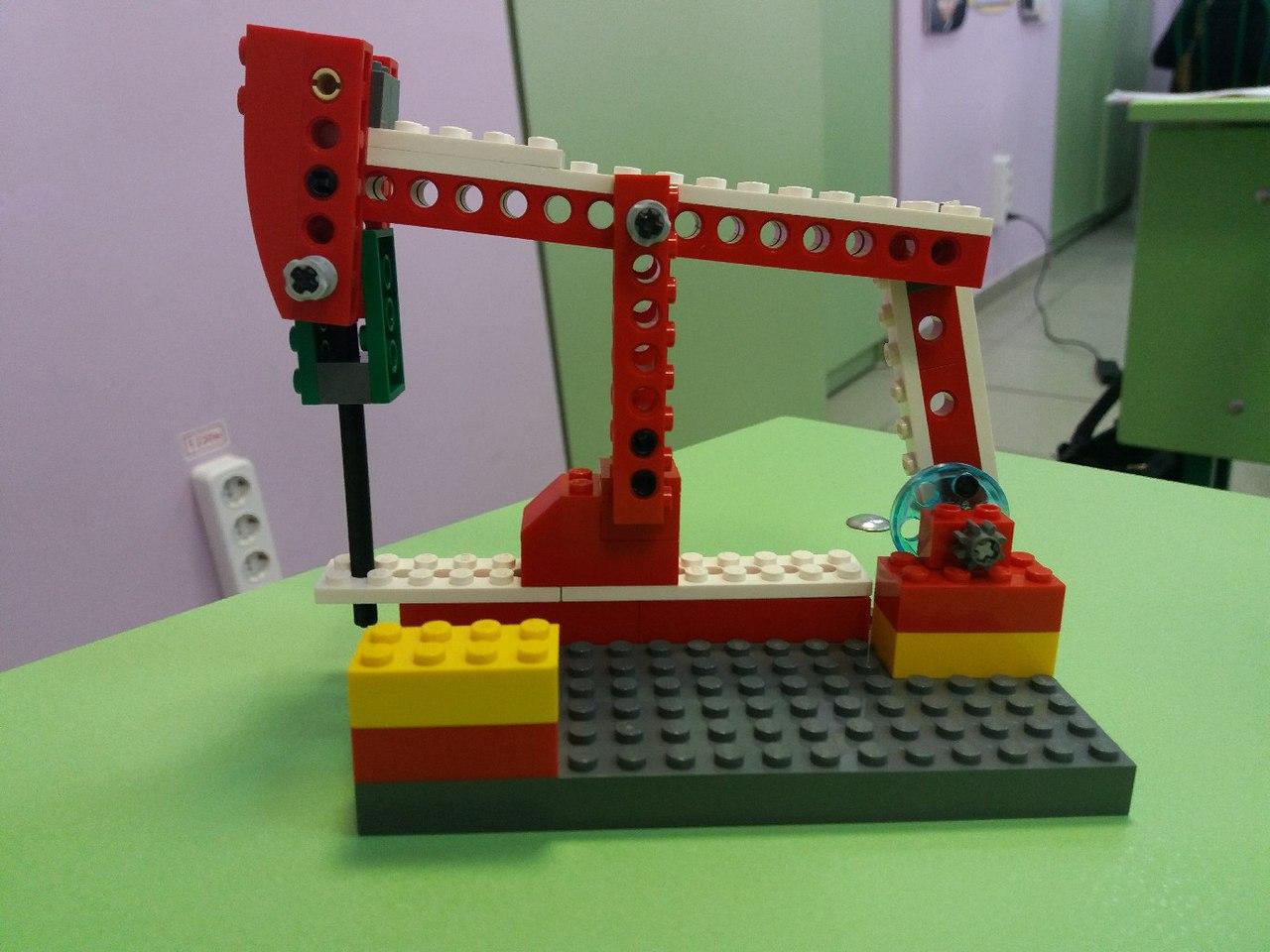 Класс без конструктора. Рычаг LEGO WEDO 1.0. LEGO WEDO нефтяная качалка. LEGO WEDO нефтяная вышка. Буровая LEGO WEDO.