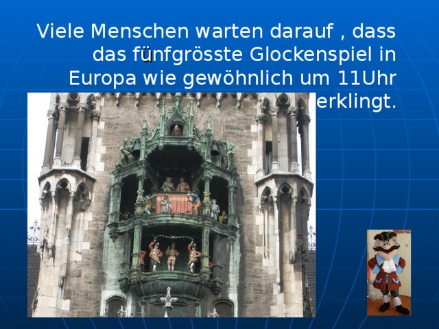 Viele Menschen warten darauf , dass das f ü nfgrösste Glockenspiel in Europa wie gewöhnlich um 11Uhr erklingt.