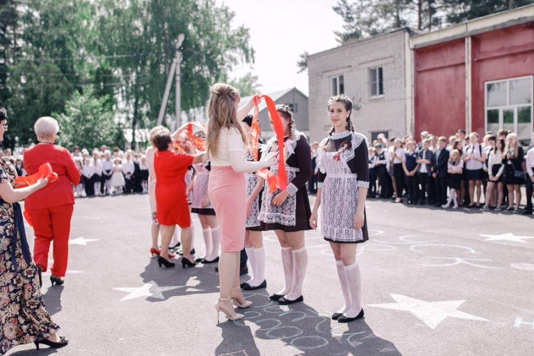 Первый класс последний звонок песня. Последний звонок. Детства последний звонок. Наряд классного руководителя на последний звонок. Платье классному руководителю на последний звонок.