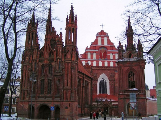  Костел Св. Анны –  шедевр зрелой готики Литвы, Построен в конце XV в., Отстроен после пожара  в 1564 г. Открыт в 1581 г.  С тех пор за 400 лет своего существования - его внешний облик не менялся. 