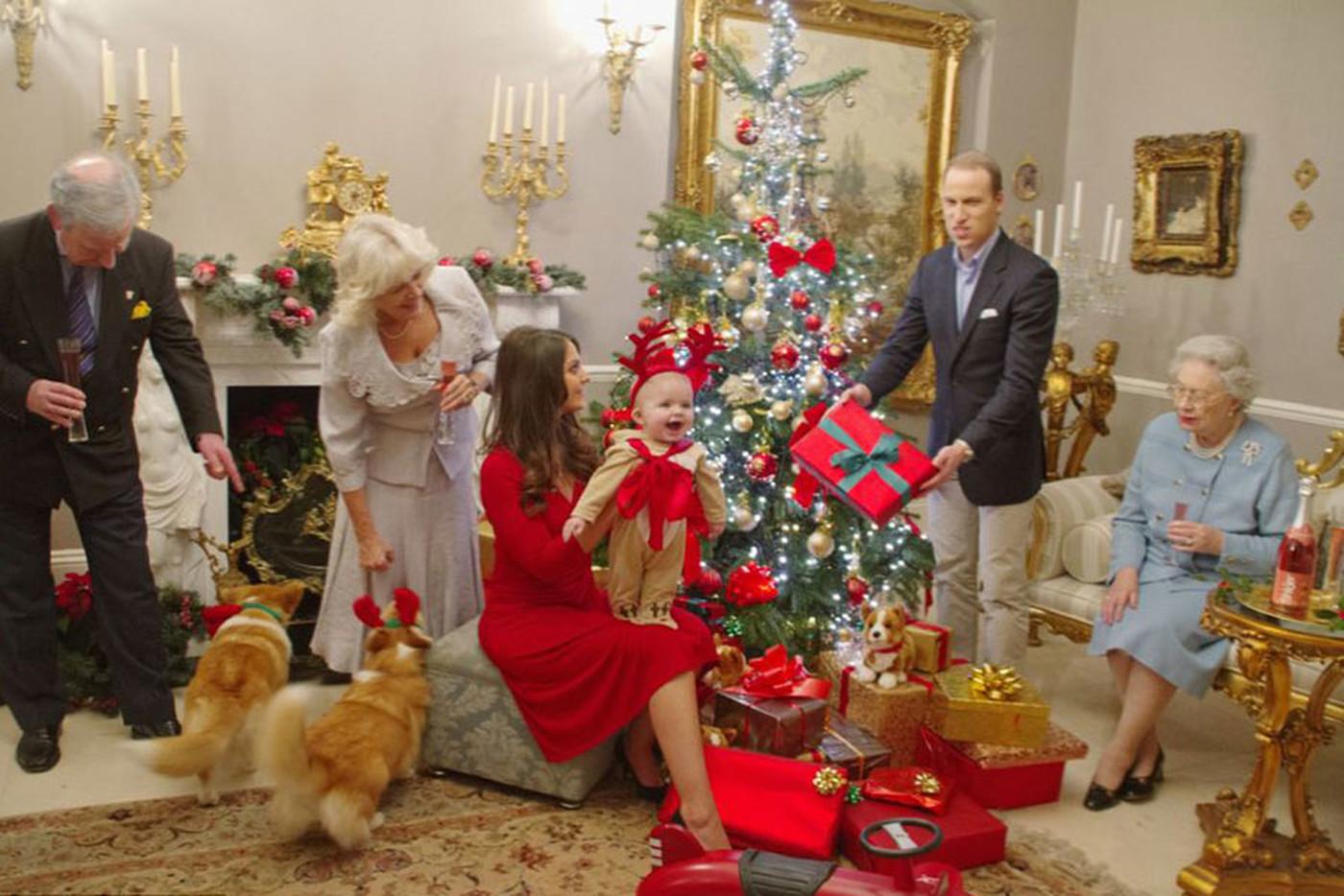 Family christmas tradition. Королевская семья Британии традиции. Рождество в королевской семье Великобритании. Королевская семья Британии Рождество. Рождественские подарки королевской семьи Великобритании.