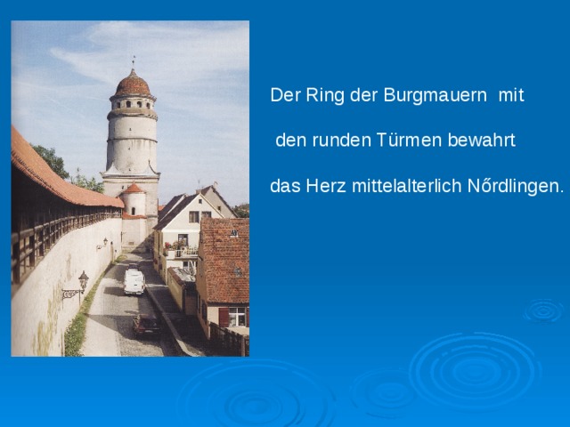 Der Ring der Burgmauern mit  den runden T ürmen bewahrt das Herz mittelalterlich Nőrdlingen . 