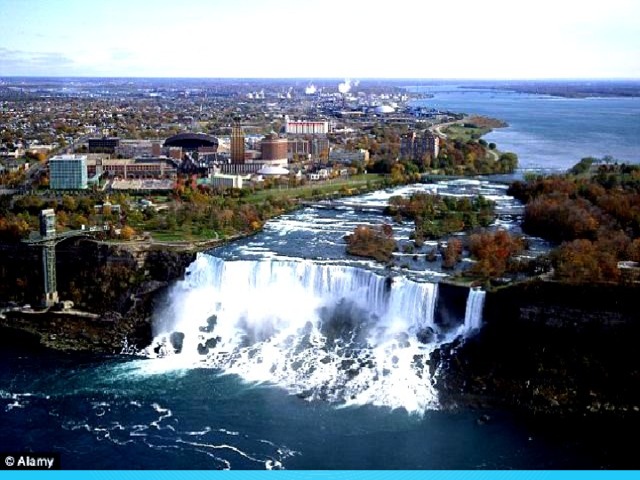 Высота водопадов составляет 53 метра. Ширина Американского водопада — 323 метра, водопада «Подкова» — 792 метра. Объём падающей воды достигает 5720 м³/с. Этот водопад - самый древнейший в мире.  