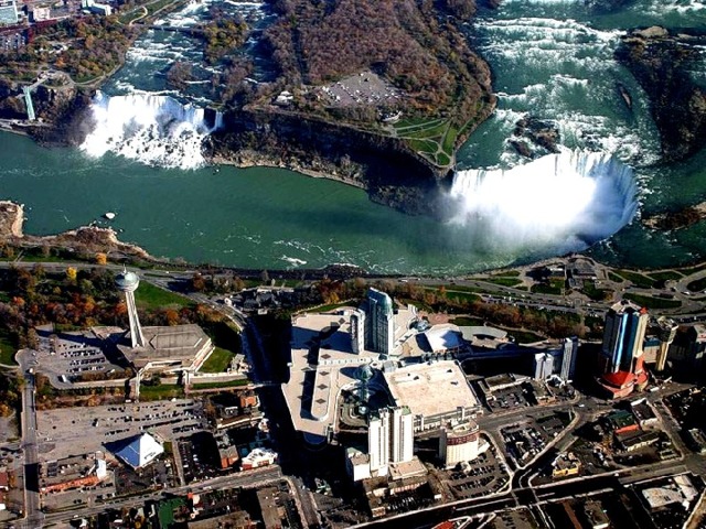 Ниагарский водопад был открыт европейцем Э.Брюлем в 1615 году. 400 лет назад Ниагарский водопад находился в неприступной местности. Теперь красота Ниагары– наследие всего мира.  