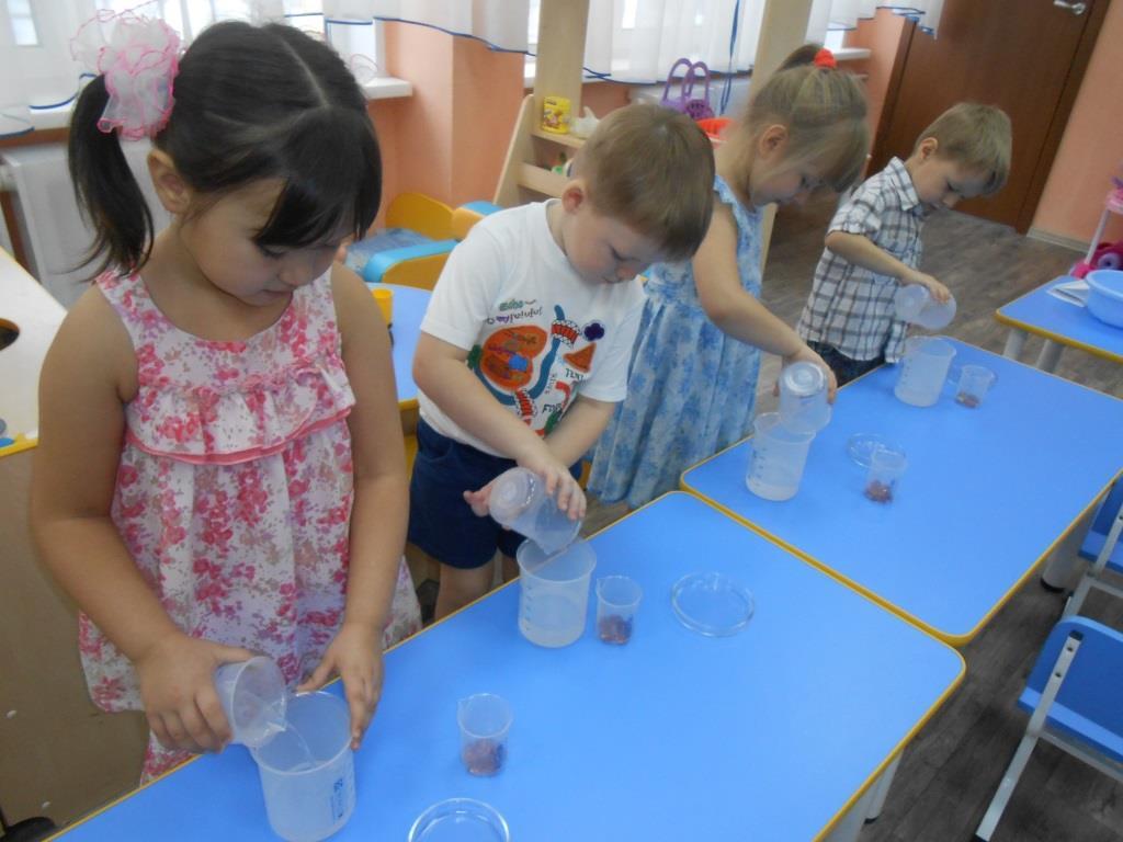 Эксперименты с детьми в детском саду. Эксперименты с водой в саду. Экспериментирование с водой. Экспериментирование с водой в ДОУ. Эксперименты с водой в старшей группе.