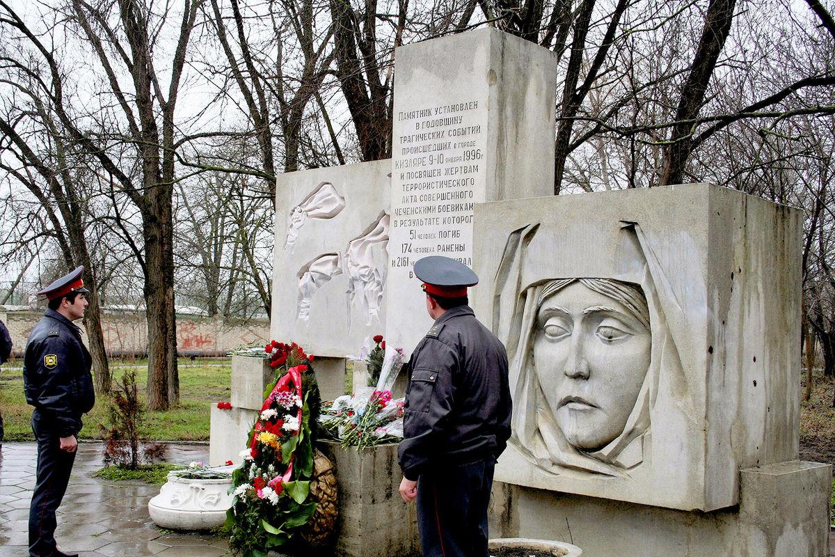 Мероприятие посвященное памятникам. 9 Января 1996 теракт в Кизляре. Теракт в Кизляре 1996 теракт в Кизляре 1996. 9 Января 1996 город Кизляр.