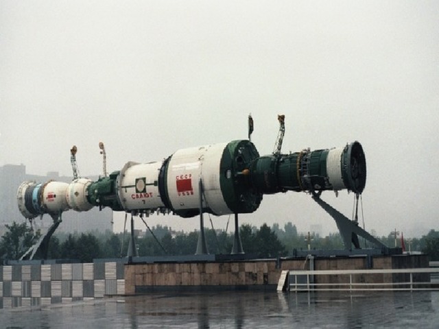 1964г. открылся в Г.Москве на проспекте Мира монумент в честь Покорителей космоса. 