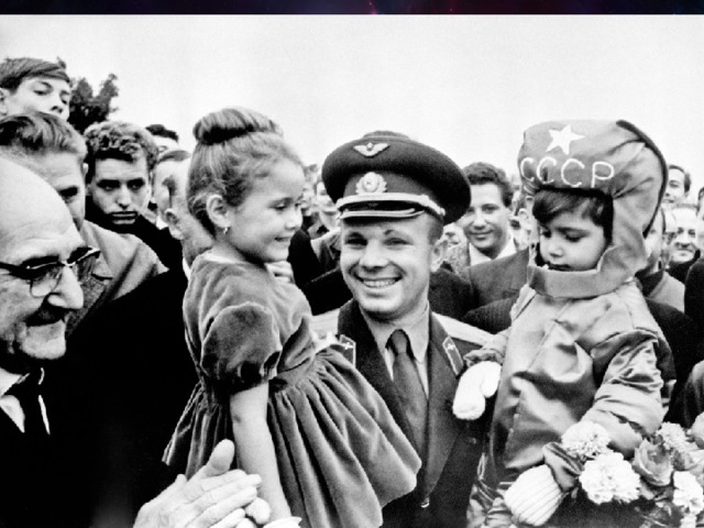 После этого полёта Гагарин стал знаменитым во всем мире . С визитами он посетил Чехословакию, Болгарию, Италию, Великобританию, Германию и многие другие страны мира. Везде его встречали с почётом, вручали медали и другие награды.  