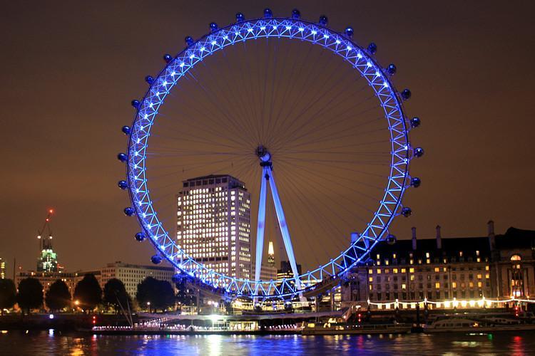 The london eye is one of landmarks. Лондонский глаз Лондон. Колесо обозрения Лондонский глаз. Лондон ай London Eye. Колесо обозрения в Лондоне высота.