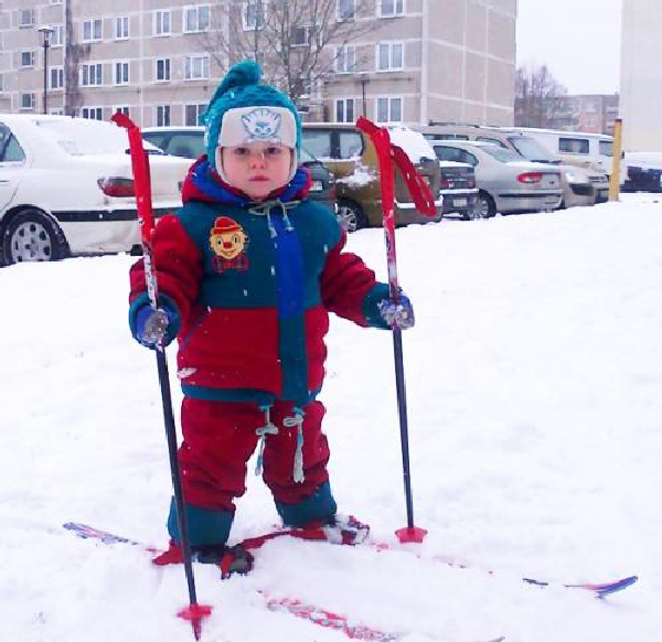 Лыжи детям какие. Лыжи для детей 3 лет. Дети на лыжах. Лыжи для детей 5-7 лет. Лыжи для ребенка 2 года.