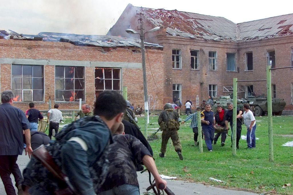 1.09 2004. Беслан Северная Осетия 1 сентября 2004. Захват заложников в Беслане. 1 Сентября 2004 года..