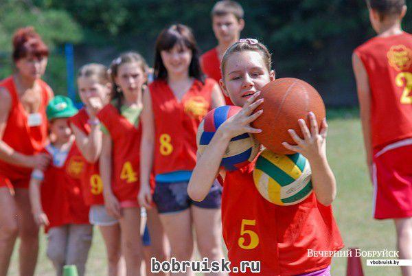 Мальчик на баскетбольном мяче эстафета