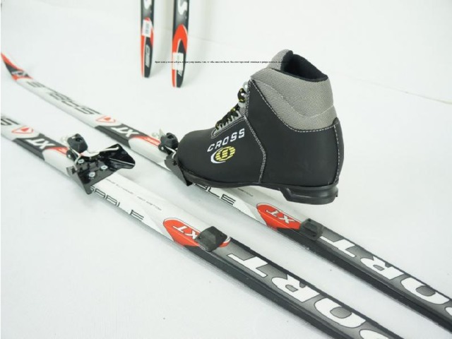                 Крепежи должны быть отрегулированы так, чтобы можно было без посторонней помощи прикреплять к лыжам ботинки.   