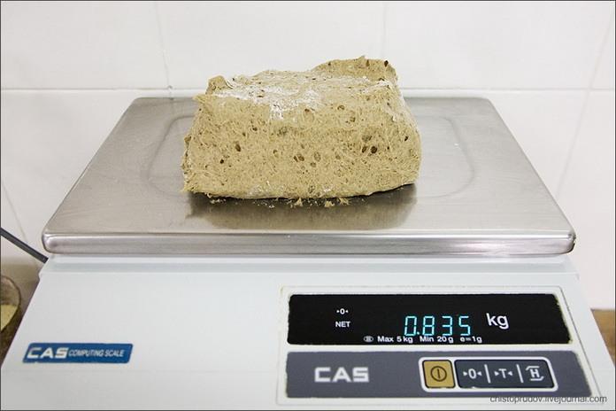 50 грамм теста. Весы для хлебопекарного производства. Весы на производстве хлеба. Весы с хлебом. Кусочек хлеба на весах.