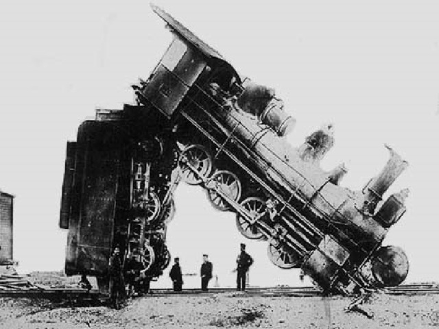 Это одна из первых железнодорожных катастроф. Произошла она из-за взрыва паровозного котла.  