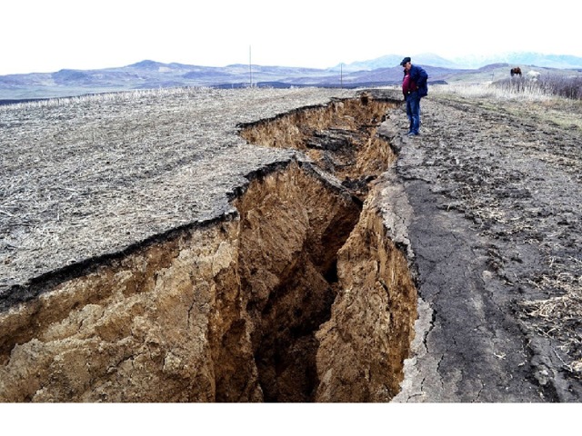 Обратите внимание на огромную щель в земной коре- это результат землетрясения. 11 
