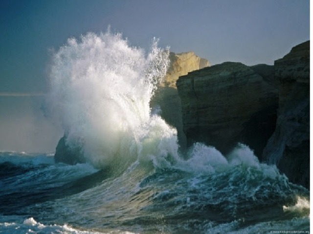 Волны, разбиваясь о скалы, с течением времени меняют их форму. Разрушают. 11 