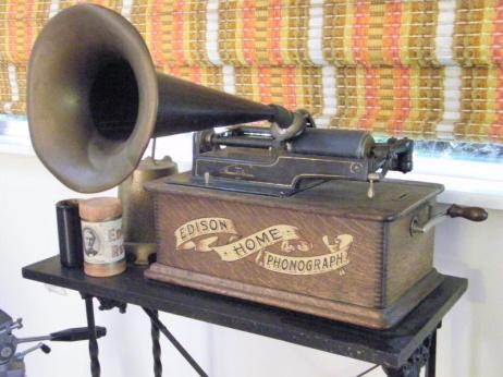 Фонограф звук. Фонограф Томаса Эдисона. Фонограф 19 век. Первый Фонограф 19 века.