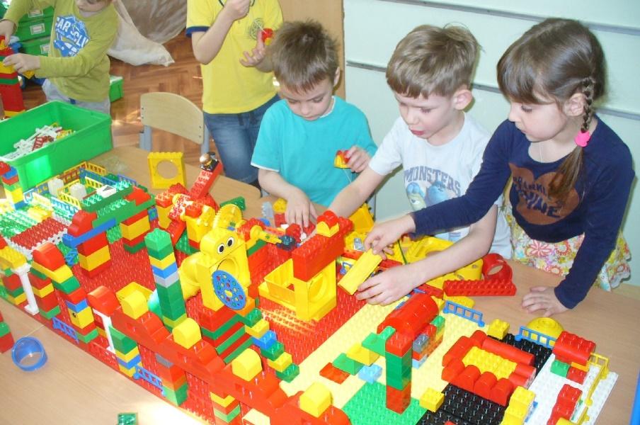 Виды творческого конструирования. Конструктор в ДОУ. Конструирование в детском саду. Лего-конструирование в детском саду. Лего конструирование для дошкольников.