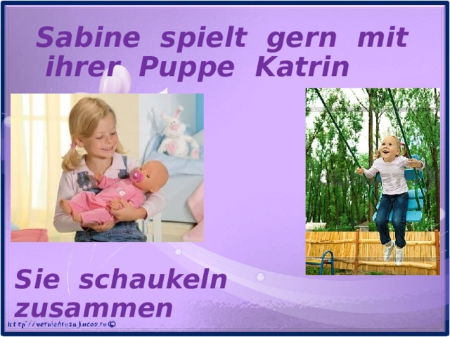 Sabine spielt gern mit ihrer Puppe Katrin Sie schaukeln zusammen 